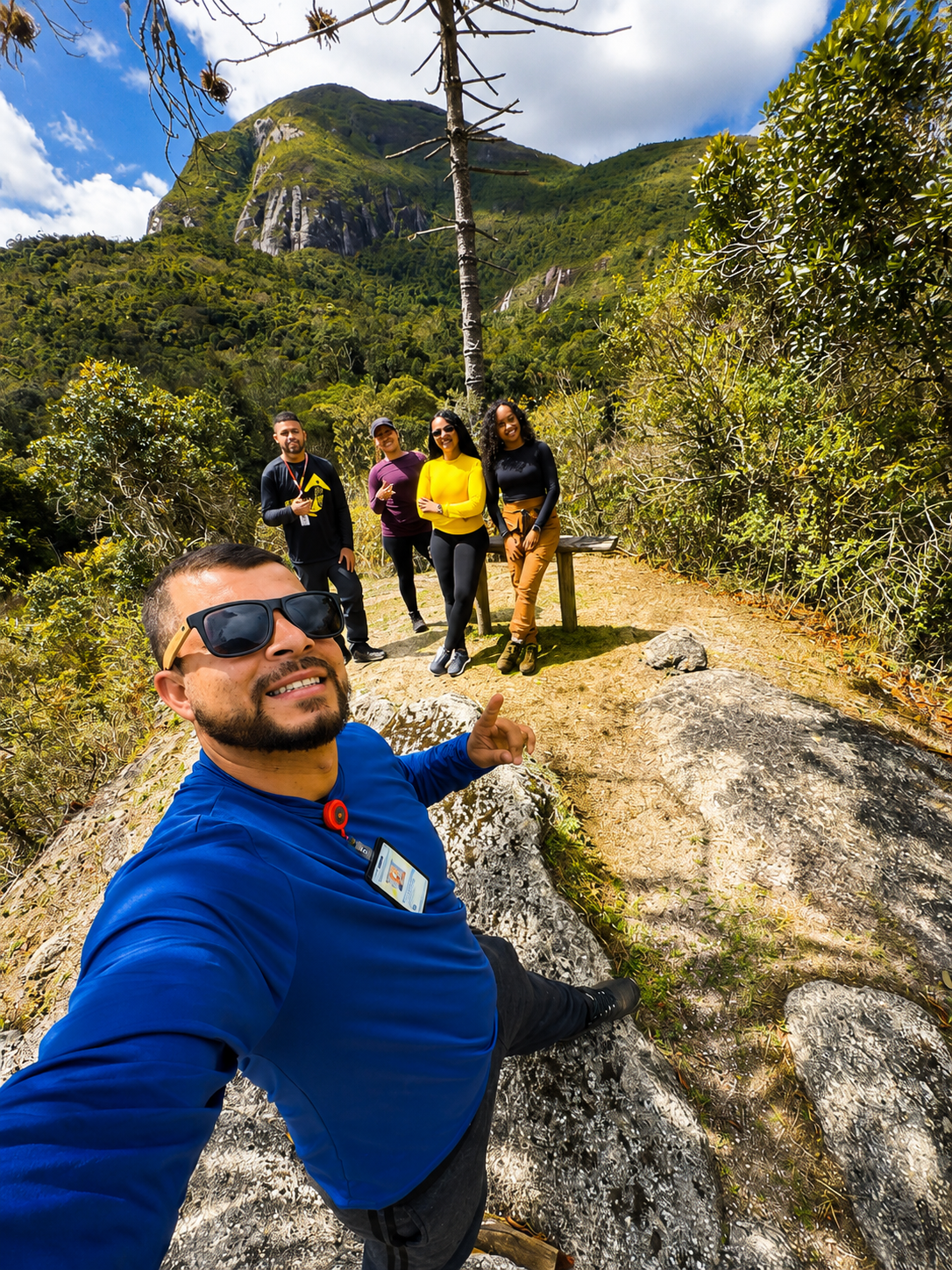 Gustavo Roberto guiando um grupo de turistas em trilha no Rio de Janeiro